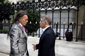 Ψινάκης-Αγοραστός έξω από το Προεδρικό Μέγαρο