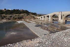 Στις εργασίες αποκατάστασης της πέτρινης τοξωτής γέφυρας Σαρακίνας o Κ.Αγοραστός (video)