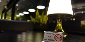 Ιδιοκτήτης Τρικαλινής καφετέριας βρήκε τρόπο για να μη χάσει τους καπνιστές πελάτες του