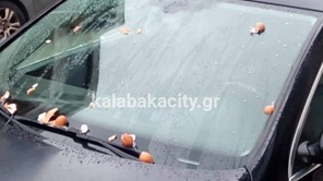 Πέταξαν αυγά στο υπηρεσιακό αυτοκίνητο του δημάρχου Καλαμπάκας