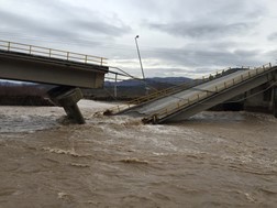Η βροχόπτωση κατέστρεψε τη γέφυρα της Διάβας
