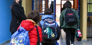 Μακρή για σχολεία: Εξετάζεται η παράταση της χρονιάς