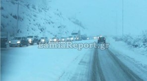Mπλόκο στα φορτηγά προς Δομοκό - Εντονη χιονόπτωση και στον Ε65