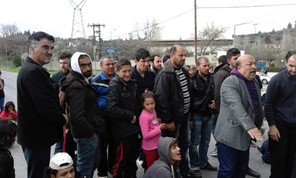 Οι πρόσφυγες κρατούν κλειστή την Τρικάλων - Λάρισας!