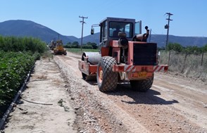 Δ. Φαρκαδόνας: Ξεκίνησαν τα έργα ασφαλτόστρωσης αγροτικών δρόμων σε Κεραμίδι και Ζάρκο