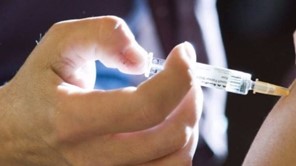 Μείωση εμβολιαστικών κέντρων καταγγέλλει η Ένωση Γιατρών Κ.Υ. και Νοσοκομείου