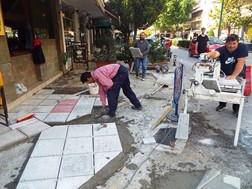 Aναπλάσεις πεζοδρομίων στα Τρίκαλα - Ανακατασκευάζεται η πλατεία στο Ξυλοπάροικο