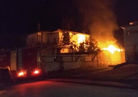 Τυλίχθηκε στις φλόγες σπίτι στο Μεγαλοχώρι - Η φωτιά προκλήθηκε από τον ξυλολέβητα
