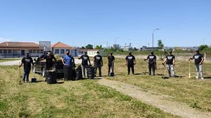 Η Εθελοντική Ομάδα Ρομά "Ηλίας Φουντούνας" καθάρισε την αυλή του δημοτικού σχολείου Κηπακίου