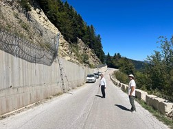 Το φράχτη προστασίας από βραχοπτώσεις στην Ορθή Πέτρα Ασπροποτάμου  συντηρεί η Περιφέρεια Θεσσαλίας  