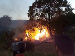 Κάηκε ποιμνιοστάσιο στον Πρόδρομο - Η έγκαιρη επέμβαση της Πυροσβεστικής περιόρισε την επέκταση της φωτιάς 
