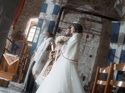 Τρίκαλα: Ζευγάρι παντρεύτηκε με φορεσιές και έθιμα από την εποχή του 1821 (Bίντεο)