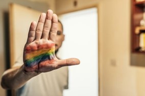 «Η ντροπή σκοτώνει»: Οι επικίνδυνες πατριαρχικές αντιλήψεις και η ομοφοβία που μαστίζουν την κοινωνία