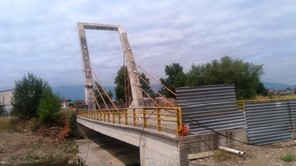Γκρεμίζεται η εγκαταλειμμένη γέφυρα "Καλατράβα" και στήνεται από την αρχή 