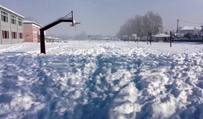 Καταγραφή ζημιών στα σχολεία από παγετό και χιόνια, στόχος να ανοίξουν τη Δευτέρα 