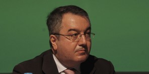 Αποχωρεί ο Μόσιαλος από την ενημέρωση για τον κορωνοϊό