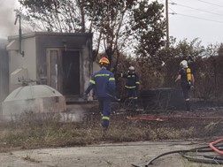 Φωτιά σε αποθήκες στο Ριζαριό – Έγκαιρη επέμβαση της Πυροσβεστικής (εικόνες)