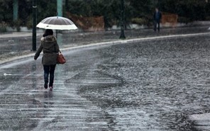 Χειμωνιάτικο το σκηνικό του καιρού με βροχές και καταιγίδες στη Θεσσαλία 