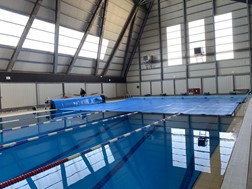 Κολυμβητήριο Τρικάλων: Ειδικό κάλυμμα στην πισίνα για την σταθερή θερμοκρασία του νερού 
