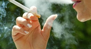 Ο Δήμος θα απαγορεύσει το κάπνισμα και στα τραπεζοκαθίσματα