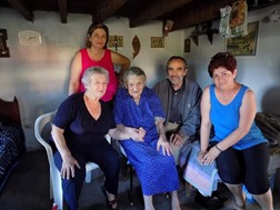 Η γηραιότερη γυναίκα της Φαρκαδόνας είναι 103 ετών-Την επισκέφθηκε ο Σύλλογος Γυναικών 