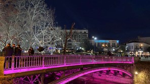 Ροζ η κεντρική γέφυρα των Τρικάλων ως μήνυμα κατά του καρκίνου 