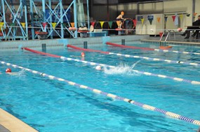 Κανονικά τα μαθήματα κολύμβησης σε μαθητές στο δημοτικό κολυμβητήριο
