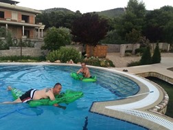 Ο Γιαλιάς, ο Ψιμουλάκης και οι... φουσκωτοί κροκόδειλοι στην πισίνα του προέδρου! (ΕΙΚΟΝΕΣ)