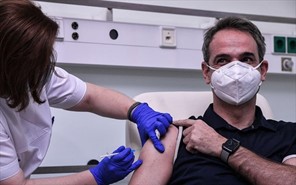 Κορονοϊός: Εμβολιάστηκαν Σακελλαροπούλου, Μητσοτάκης, Τσιόδρας