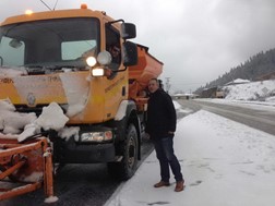 Πάγωσε το χιόνι στα Τρίκαλα - Αλάτι συνεχίζουν να ρίχνουν Δήμος και Περιφέρεια