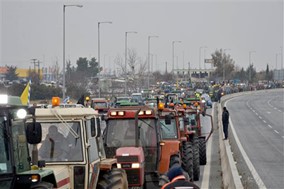 Σκληραίνουν τη στάση τους οι αγρότες της Νίκαιας - Κλείνουν και τα δύο ρεύματα κυκλοφορίας