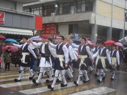 Yπό βροχή και με αρκετό κόσμο η παρέλαση στα Τρίκαλα (Εικόνες)