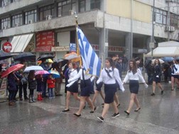 Yπό βροχή έγινε η παρέλαση στα Τρίκαλα (EIKONEΣ) 