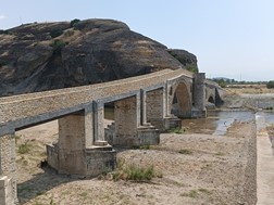 Την πέτρινη τοξωτή γέφυρα της Σαρακίνας διασώζει η Περιφέρεια Θεσσαλίας