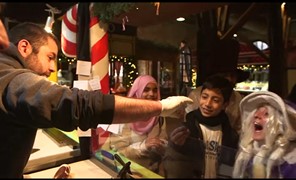 Τα γιορτινά Τρίκαλα αγκαλιάζουν μια οικογένεια προσφύγων (Βίντεο)