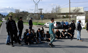 Καθιστική διαμαρτυρία στην εθνική Τρικάλων-Ιωαννίνων έκαναν οι μετανάστες