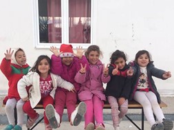 Mοιράστηκαν δώρα και γλυκίσματα στα προσφυγόπουλα των Τρικάλων 