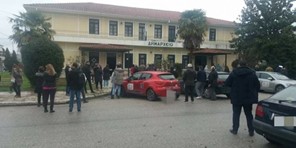 Μ.Καλύβια: Ουρές έξω από το Δημαρχείο για rapid tests μετά τα 35 κρούσματα κορωνοϊού