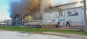 Μεγάλες ζημιές από τη φωτιά στην τυροκομική μονάδα στο Γριζάνο 