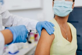 Εμβολιασμός: Άνοιξε η πλατφόρμα των ραντεβού για τους 45-49 ετών