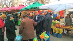 Ο Υπουργός Κ. Σκρέκας, στη λαϊκή αγορά των Τρικάλων
