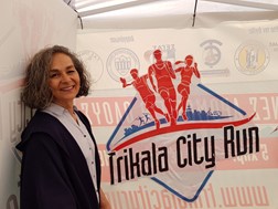 H Σοφία Σακοράφα στο κιόσκι του Trikala City Run