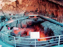 Επισπεύδονται οι εργασίες για την αποκατάσταση της επισκεψιμότητας στο σπήλαιο Θεόπετρας