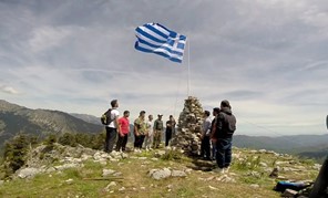 Tοποθέτησαν την ελληνική σημαία σε βουνοκορφή (VIDEO)