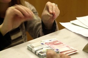 Διευθυντής τράπεζας στα Τρίκαλα παρακινεί πελάτες να πάρουν τα χρήματά τους