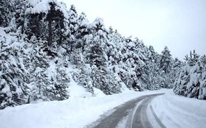 Xιονίζει από το πρωί στα ορεινά των Τρικάλων -Πού χρειάζονται αλυσίδες