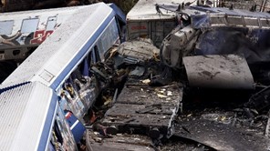 Τέμπη: 36 νεκροί και δεκάδες τραυματίες – Αναζητούν επιβάτες στα συντρίμμια