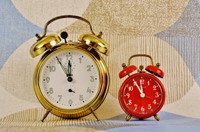 Αλλαγή ώρας: Γιατί δεν καταργείται - Πότε γυρίζουμε τα ρολόγια
