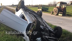 Aνατροπή αυτοκινήτου στον κόμβο της Βασιλικής - Mε ελαφρά τραύματα ο οδηγός