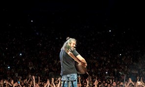 Γέμισε το στάδιο των Τρικάλων στη συναυλία του Γιάννη Χαρούλη